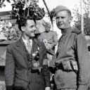 Fotograf Otta Sepp se sovětským vojákem v květnu 1945.