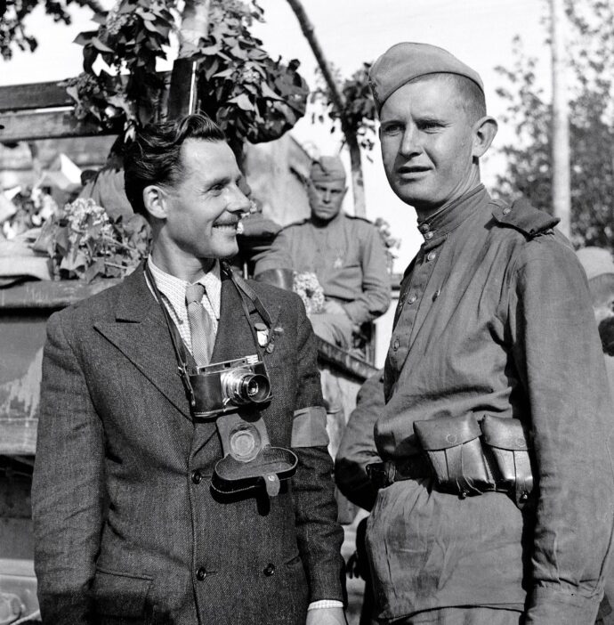 Fotograf Otta Sepp se sovětským vojákem v květnu 1945.