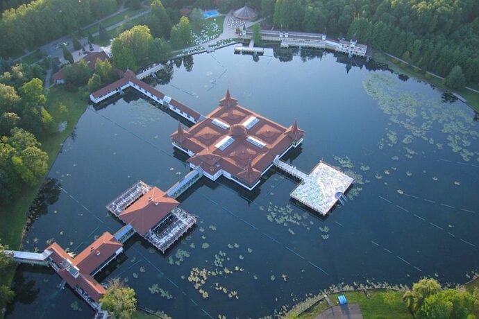 Odhalte historii maďarského Hévízu. Od starodávných legend k moderním lázním