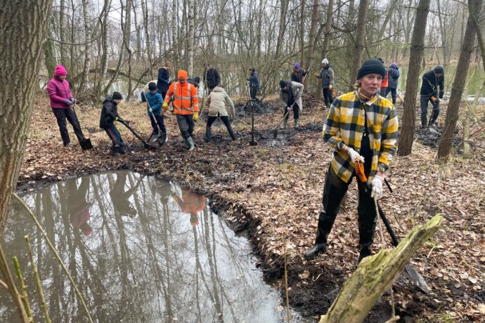 Dobrovolníci si v Milčicích vyzkoušeli, jak rozšiřovat tůně a pomáhat tak obnově mokřadu