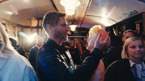 V novém klipu NAOMI od kapely Siluety hraje Míra Nosek